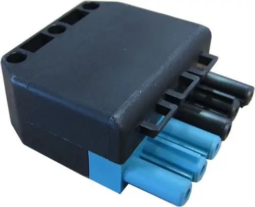 Kompakte schwarze Buchse mit blauen und schwarzen Anschlussstiften, geeignet für elektrische Verbindungen, hergestellt von Bosch.